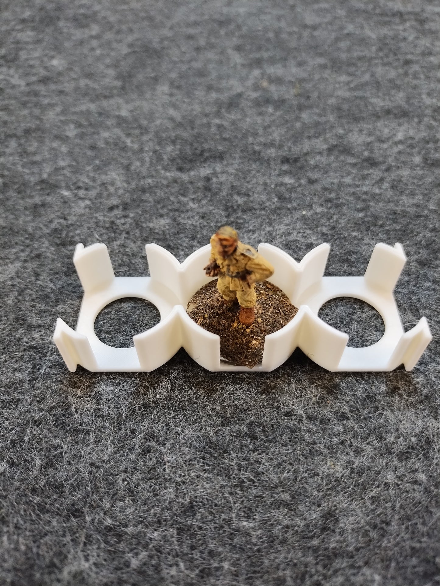 Minatare Holder for 28mm Miniatures x3 - White