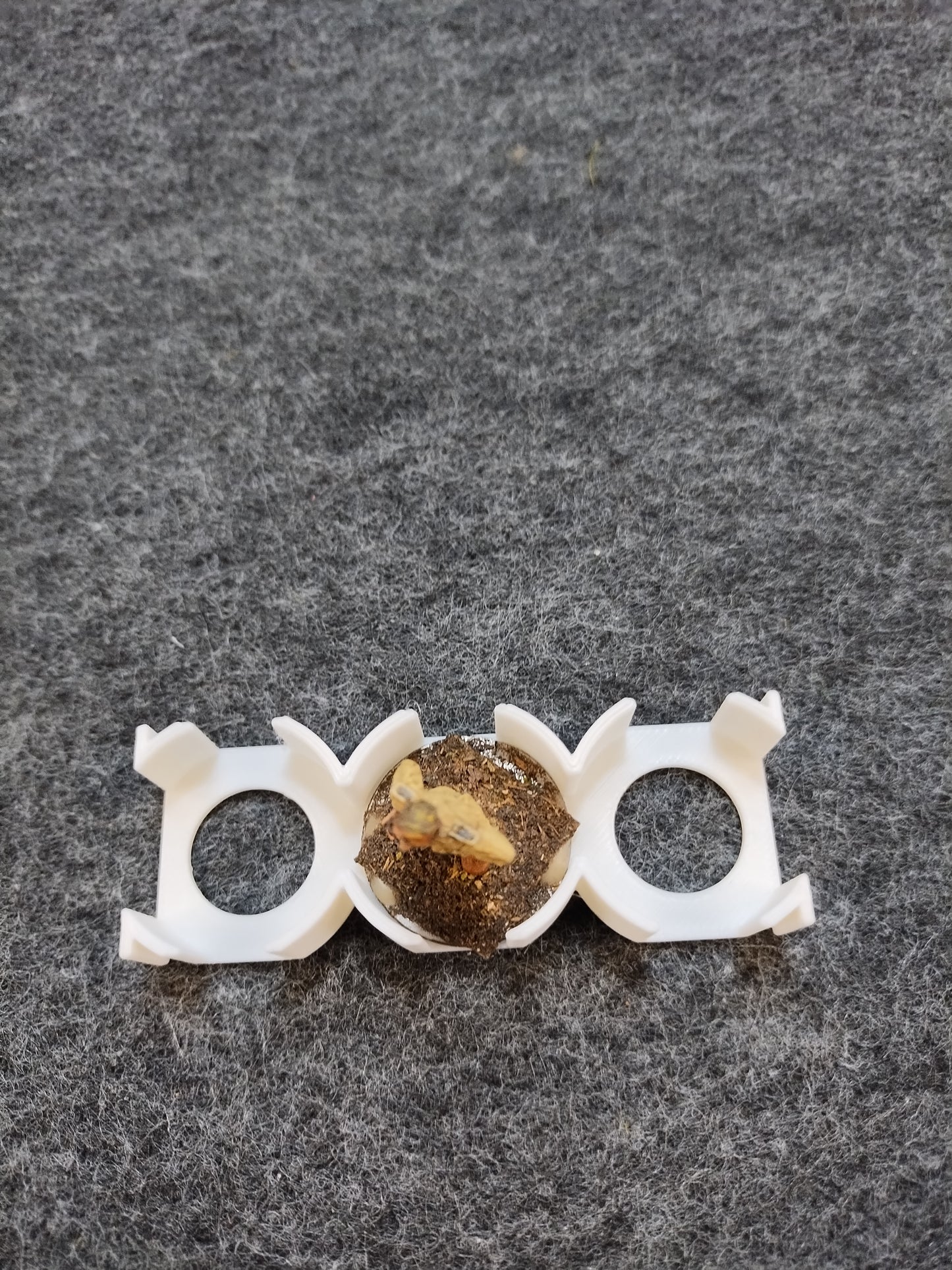 Minatare Holder for 28mm Miniatures x3 - White