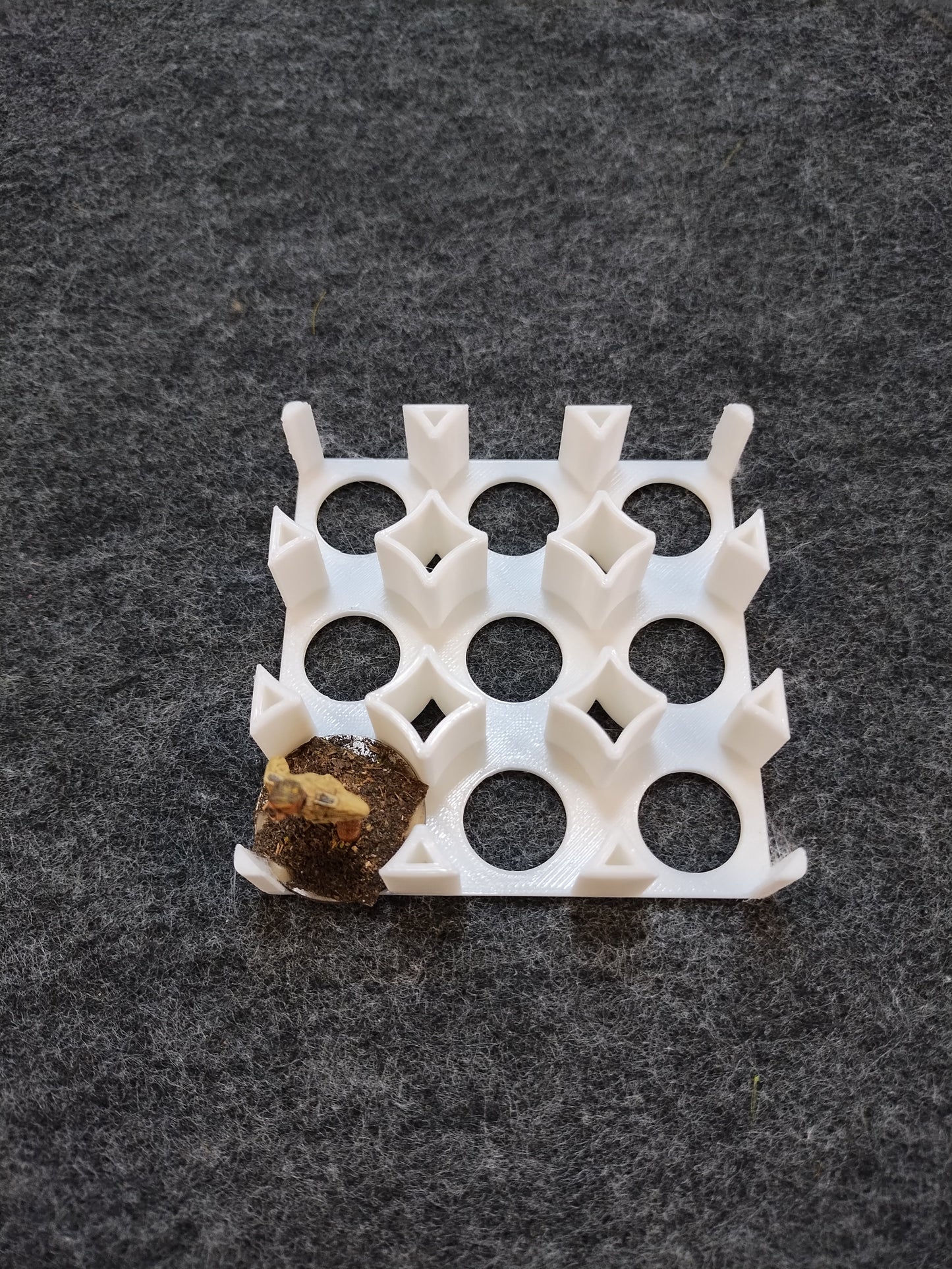 Minatare Holder for 28mm Miniatures x9 - White