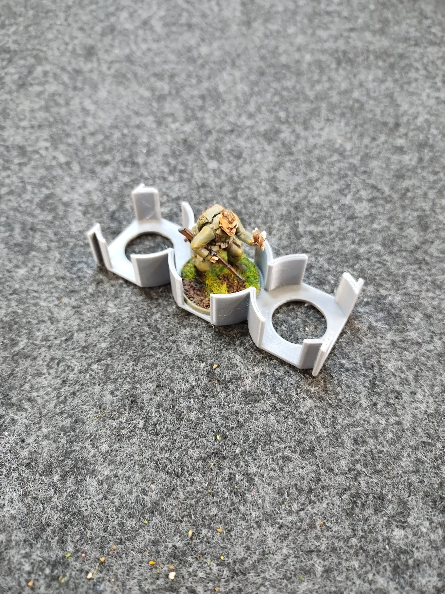 Minatare Holder for 28mm Miniatures x3 - Grey