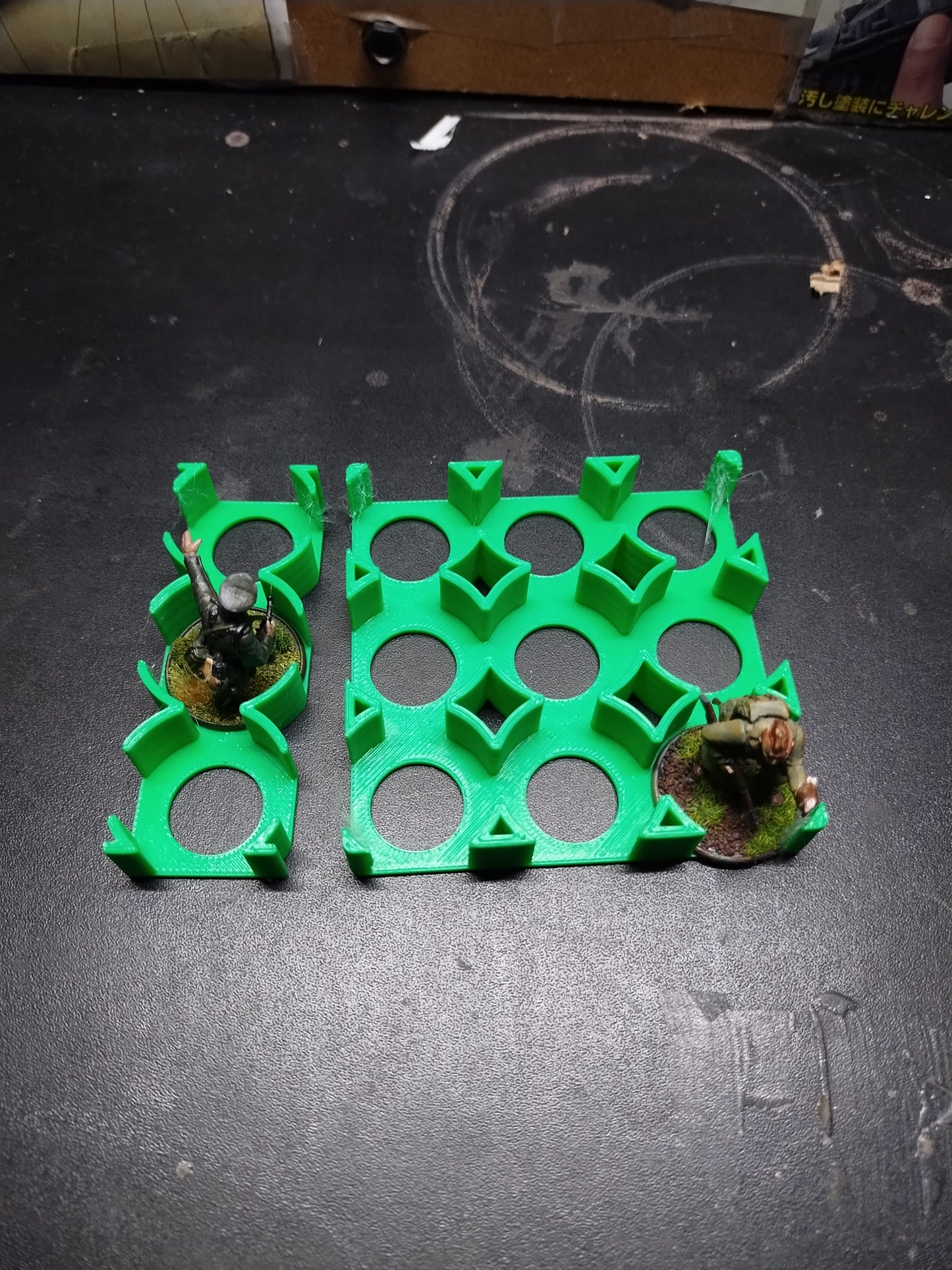 Minatare Holder for 28mm Miniatures x12 - Green