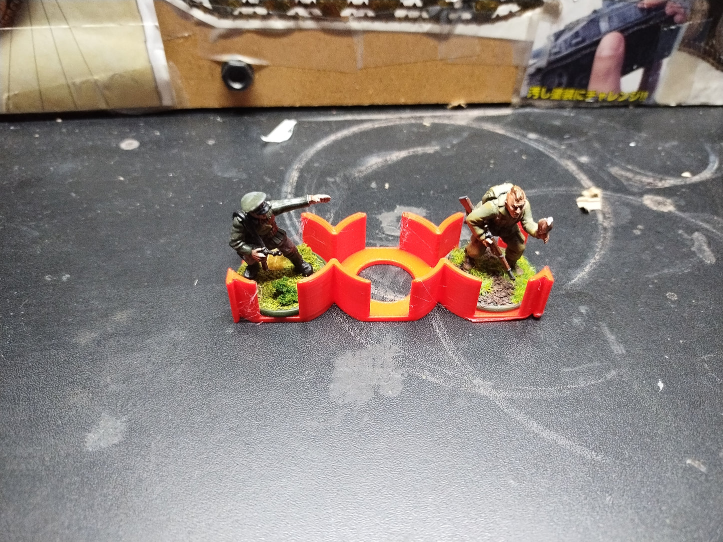 Minatare Holder for 28mm Miniatures x3 - Red
