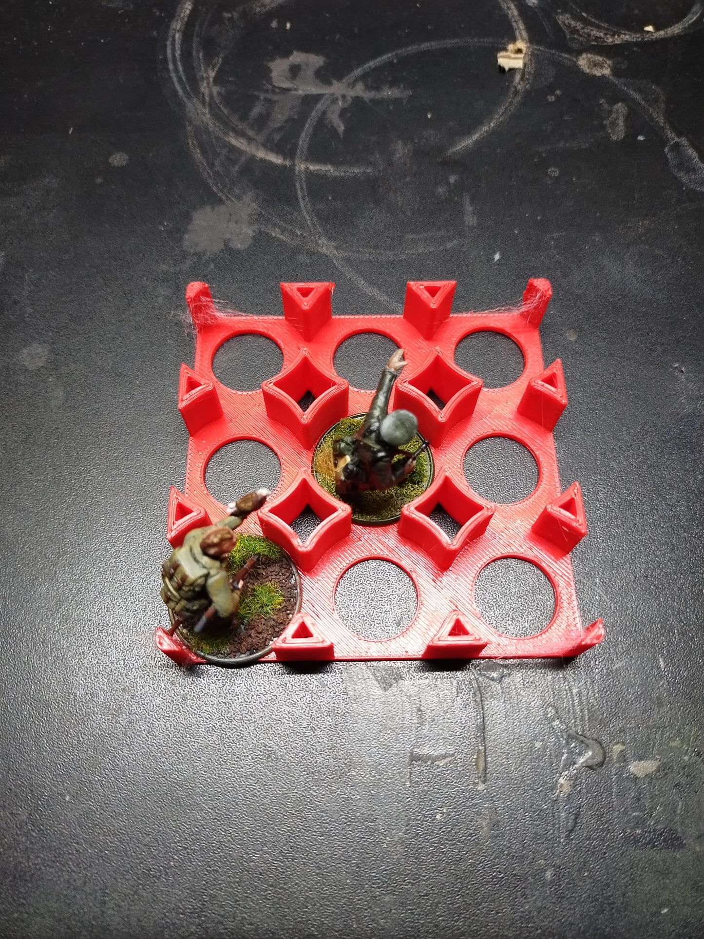 Minatare Holder for 28mm Miniatures x9 - Red
