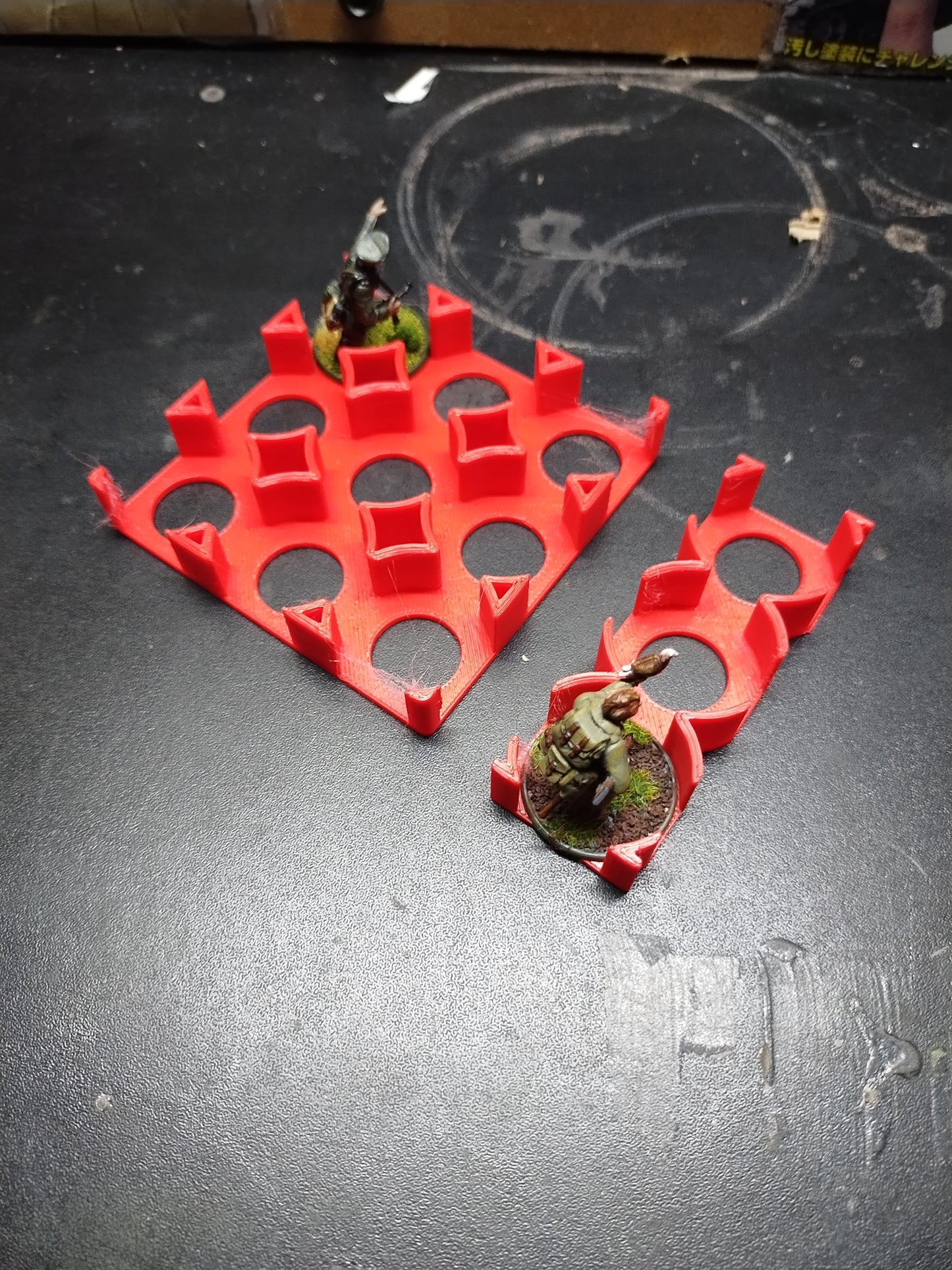 Minatare Holder for 28mm Miniatures x12 - Red