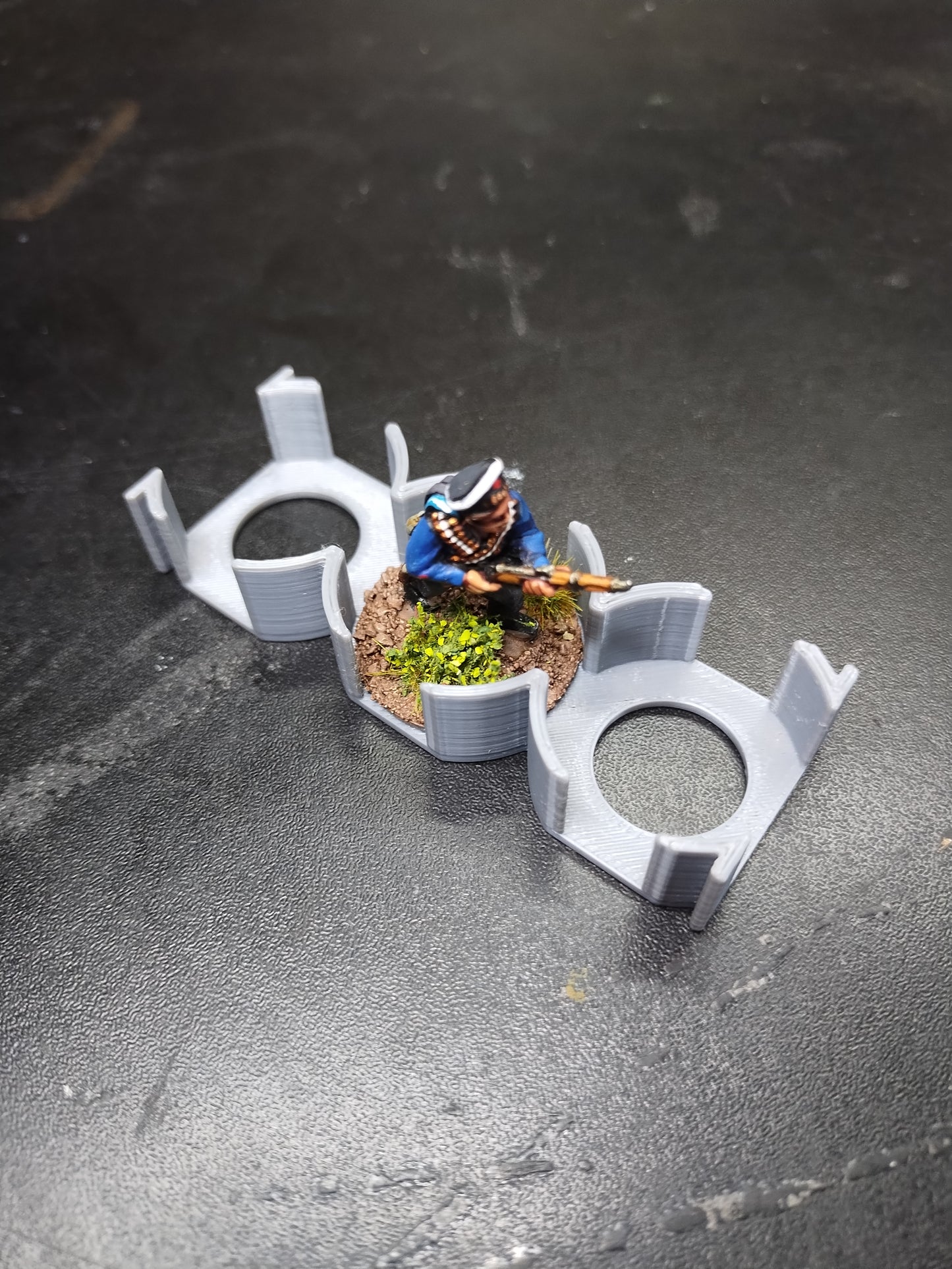 Minatare Holder for 28mm Miniatures x3 - Grey