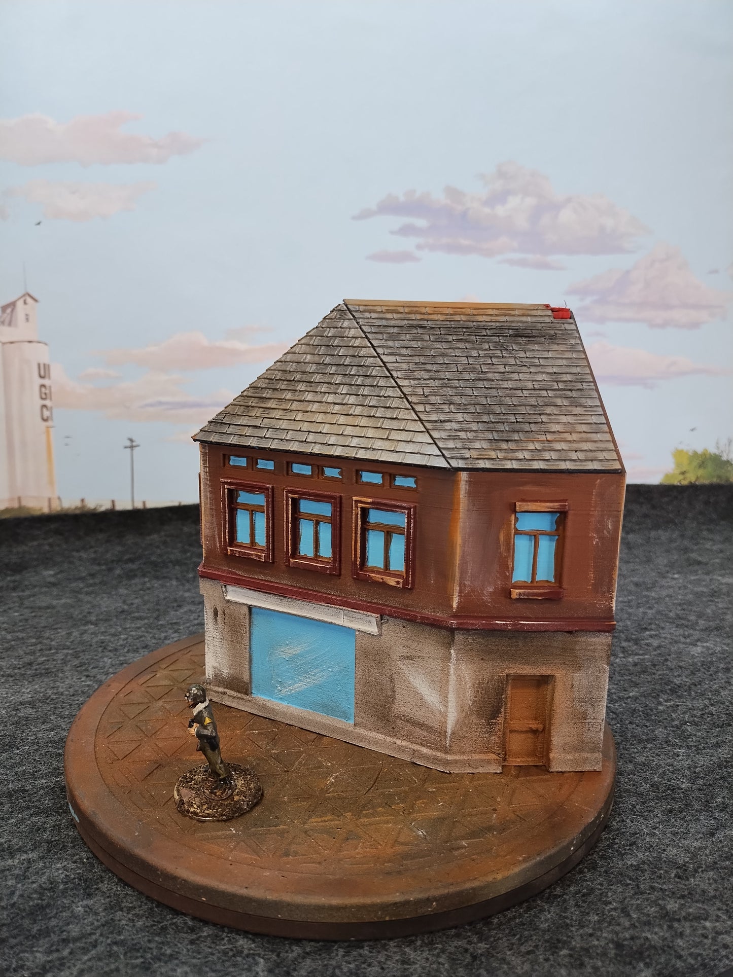 Normandy Town Shop Corner Brown - 28mm/Painted