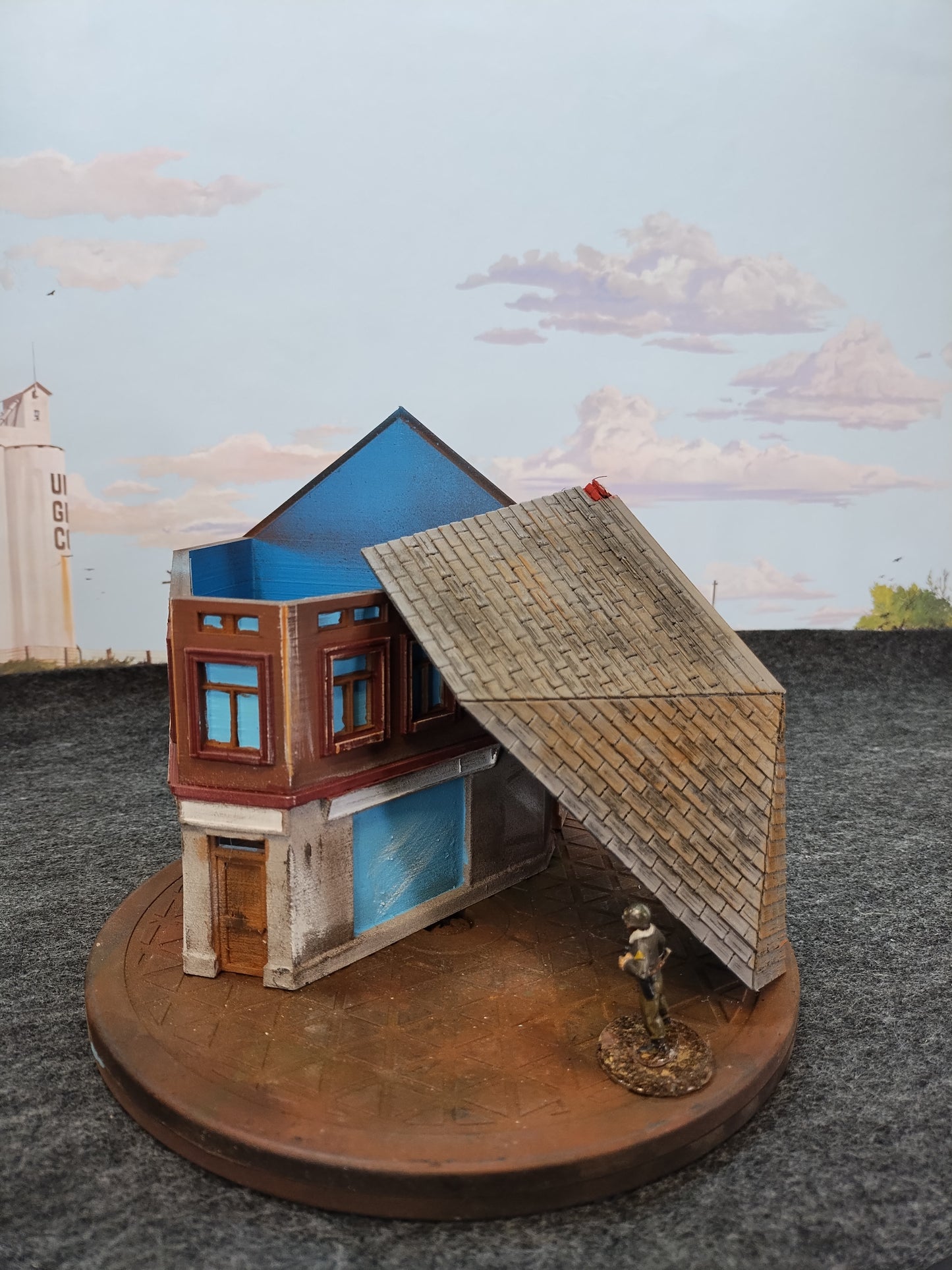 Normandy Town Shop Corner Brown - 28mm/Painted