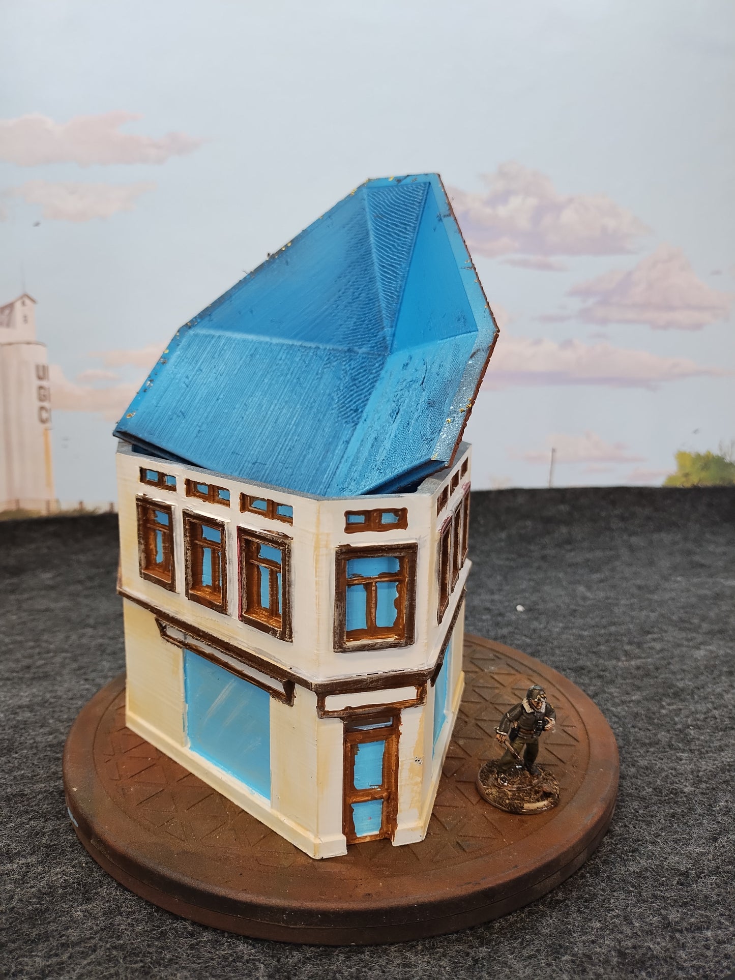Normandy Town Shop Corner White - 28mm/Painted