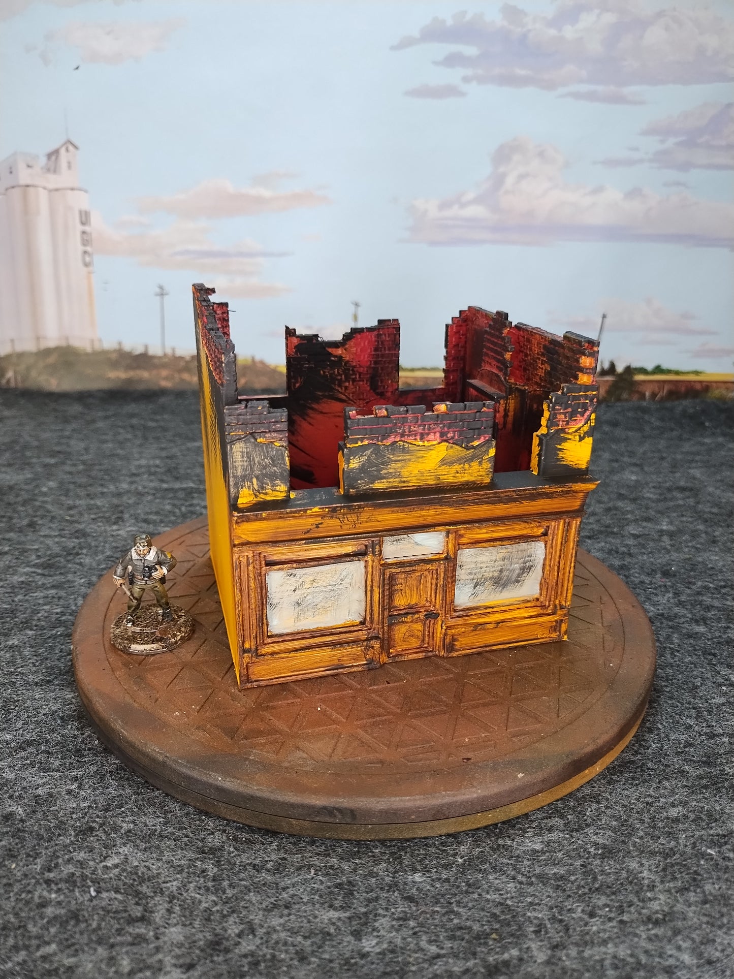 European Town Ruin Yellow - 28mm/Painted