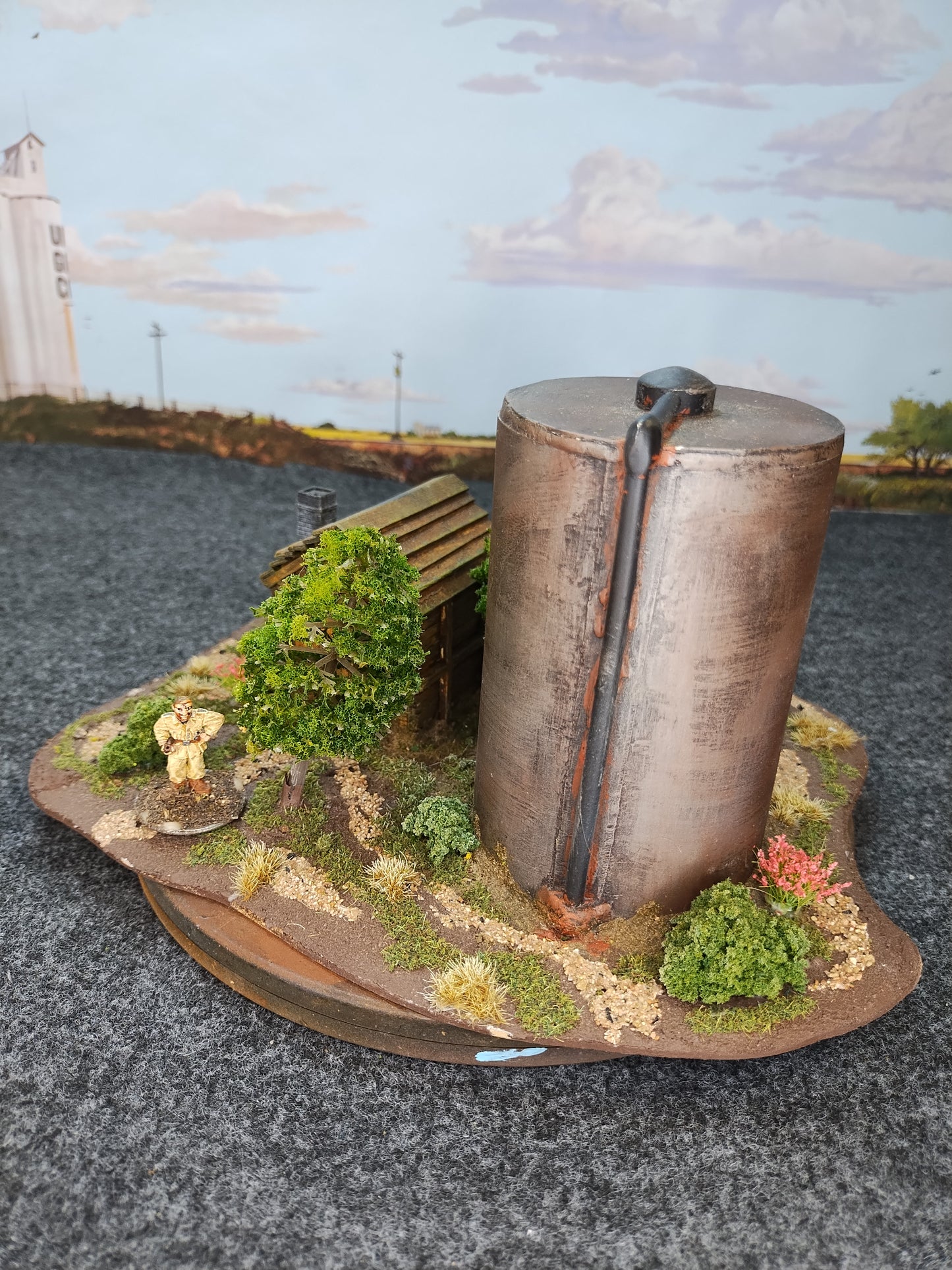 Water Tower w. Cabin - 28mm/Painted